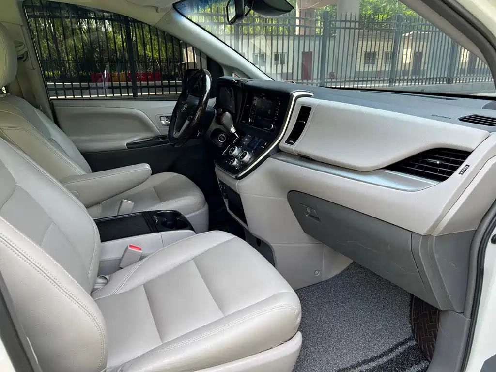 Toyota Sienna 2019 — фото 17