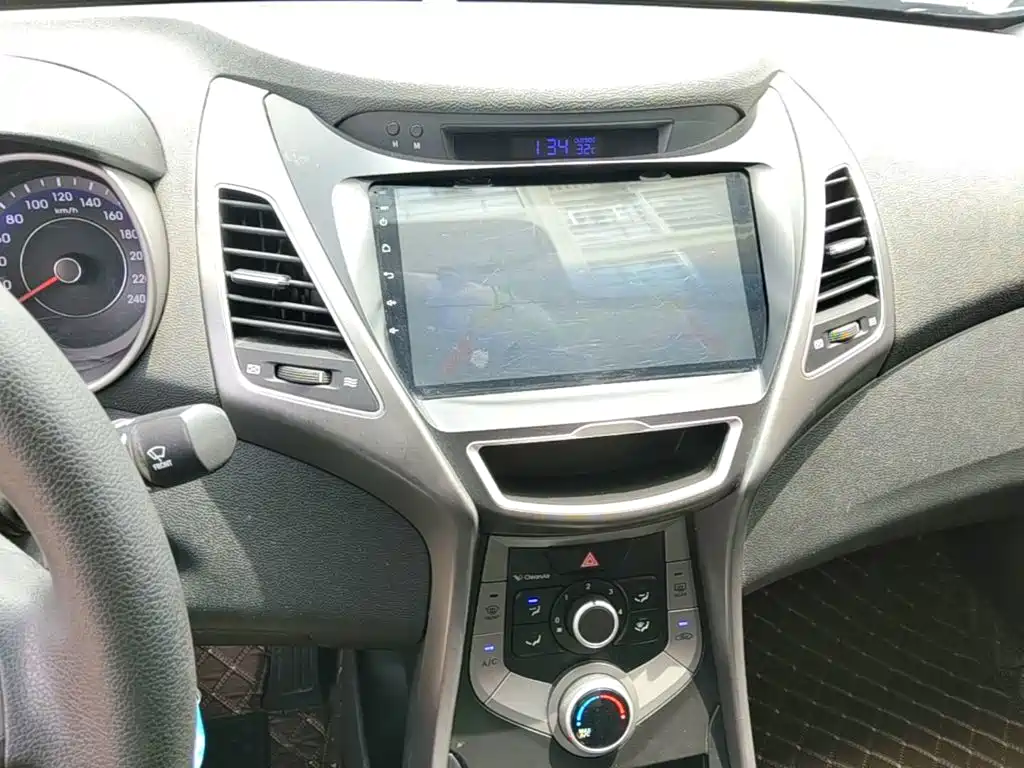 Hyundai Elantra 2017 — фото 13