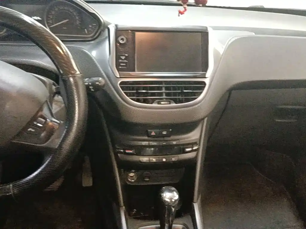 Peugeot 2008 2015 — фото 13