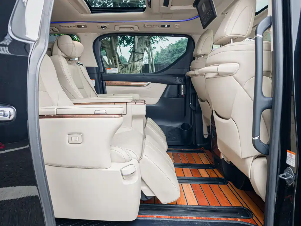 Toyota Alphard 2018 — фото 12