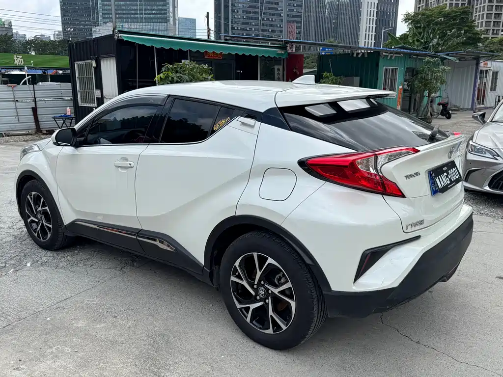 Toyota C-HR 2019 — фото 2