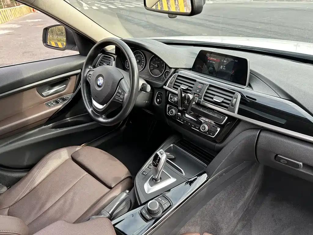 BMW 3 Series 2018 — фото 15