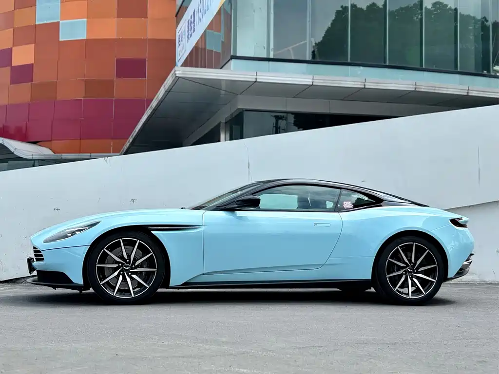 Aston Martin DB11 2019 — фото 23