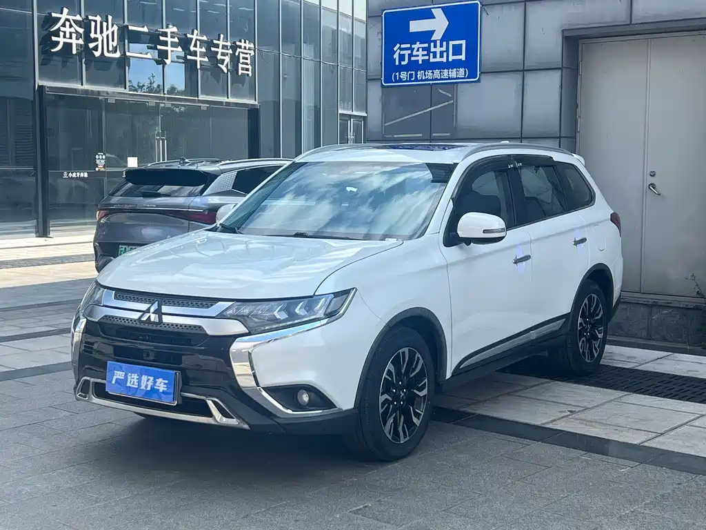 Mitsubishi Outlander 2020 — фото 1