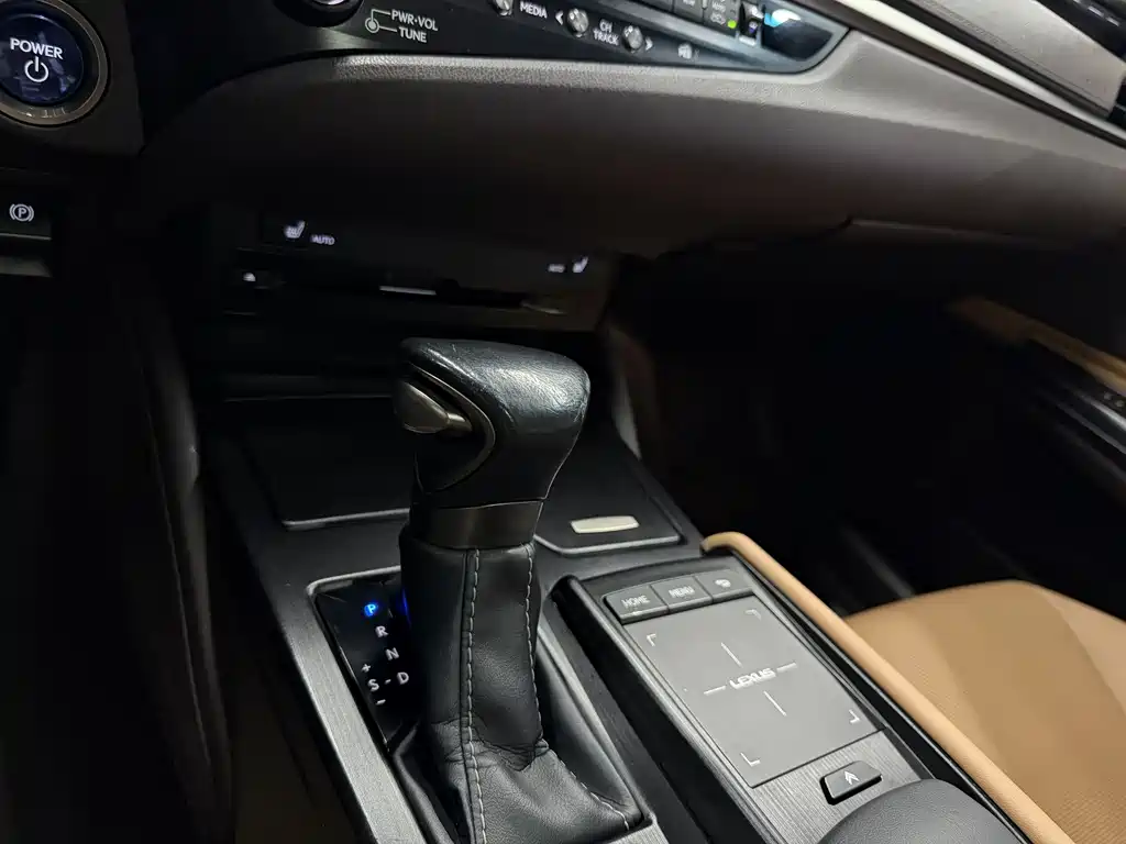 Lexus ES 2020 — фото 16