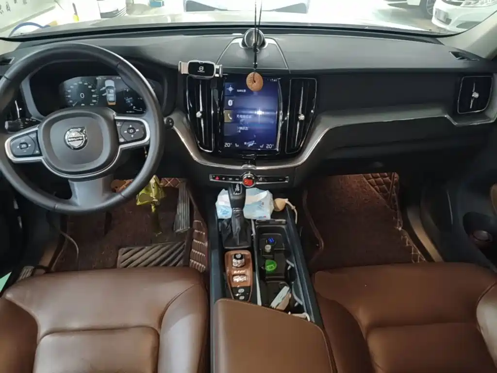 Volvo XC60 2018 — фото 10