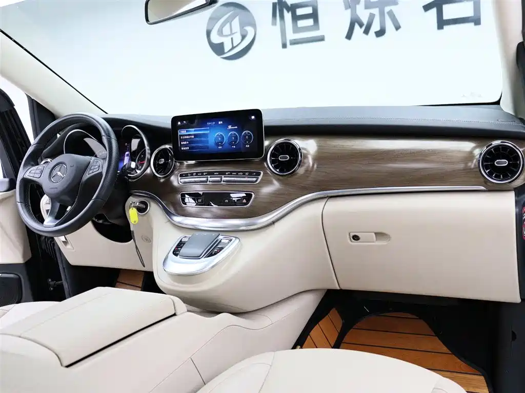 Mercedes-Benz V-Class 2021 — фото 21