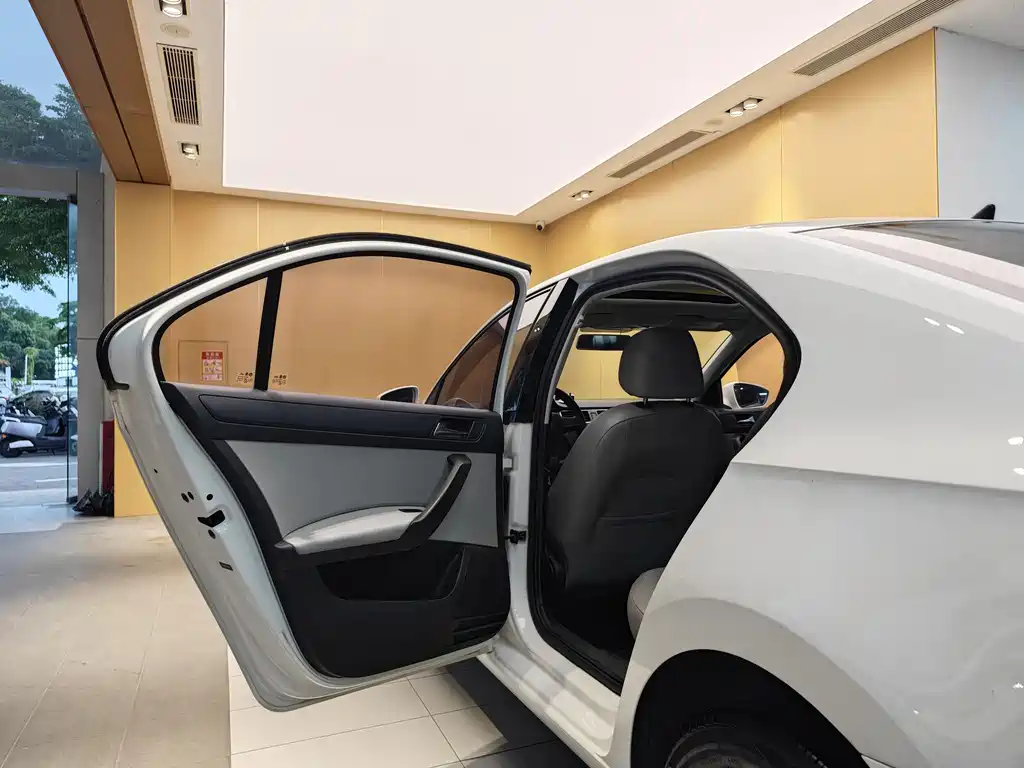 Skoda Rapid 2016 — фото 20