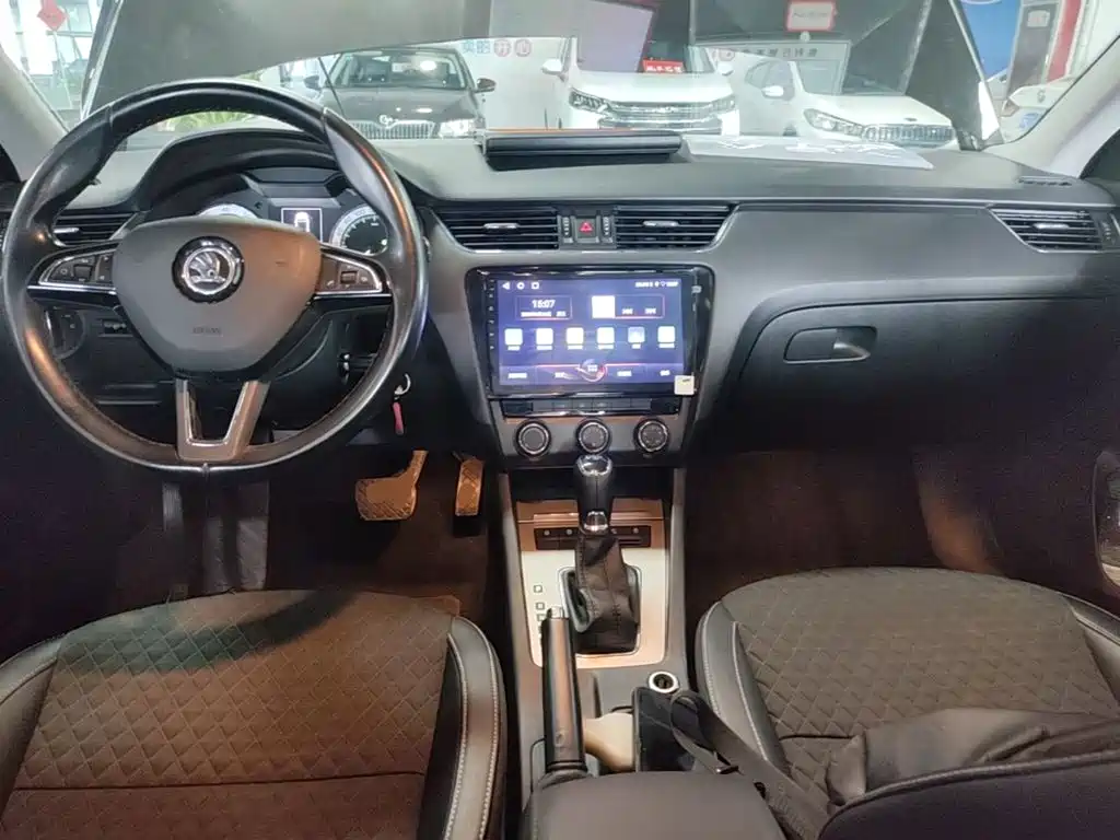 Skoda Octavia 2018 — фото 10