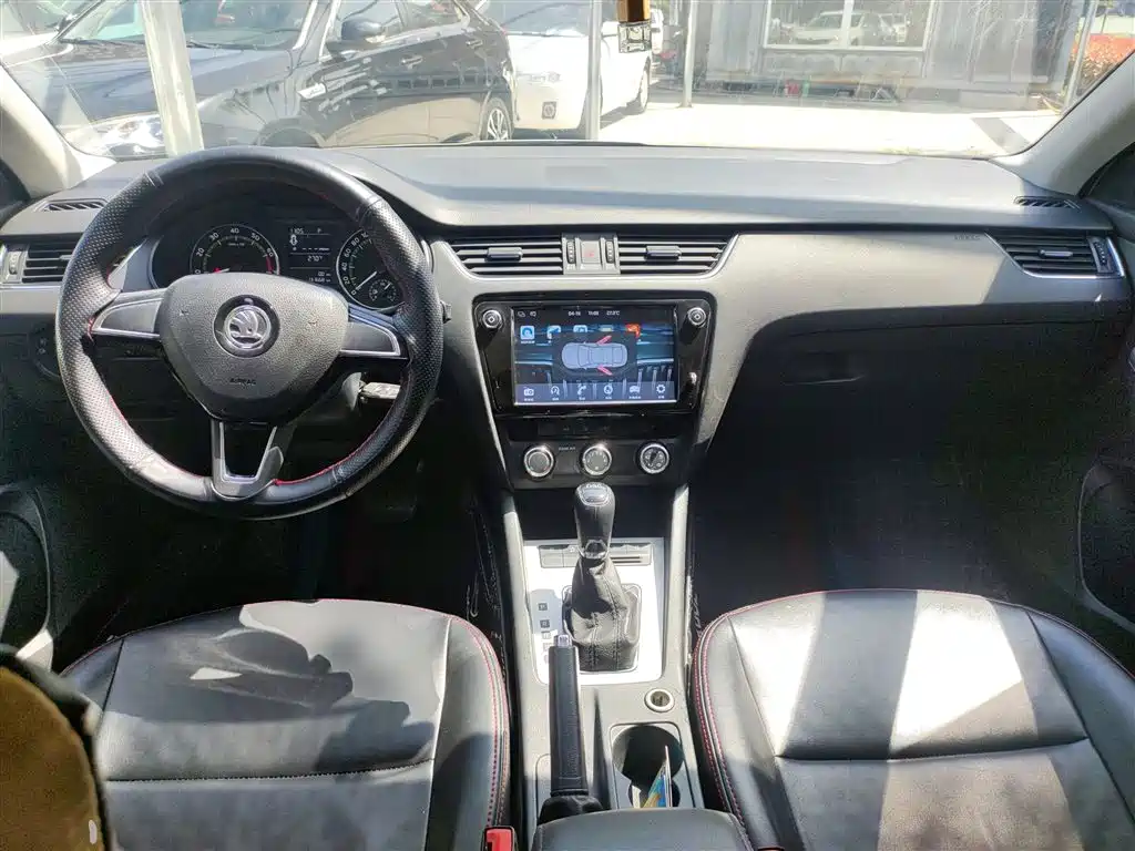 Skoda Octavia 2018 — фото 10