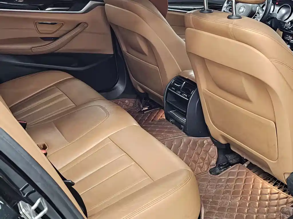 BMW 5 Series 2019 — фото 10