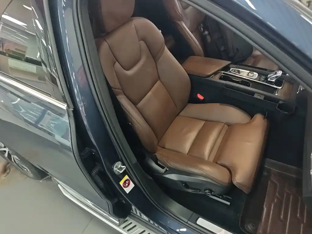 Volvo XC60 2023 — фото 25
