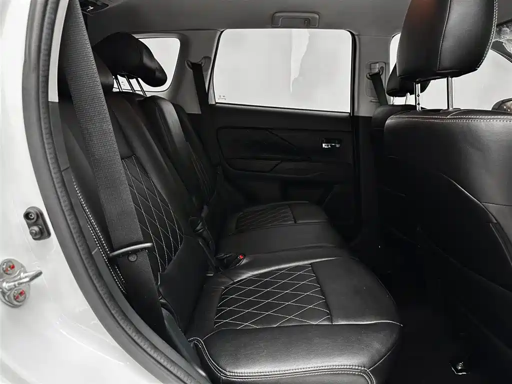 Mitsubishi Outlander 2022 — фото 13