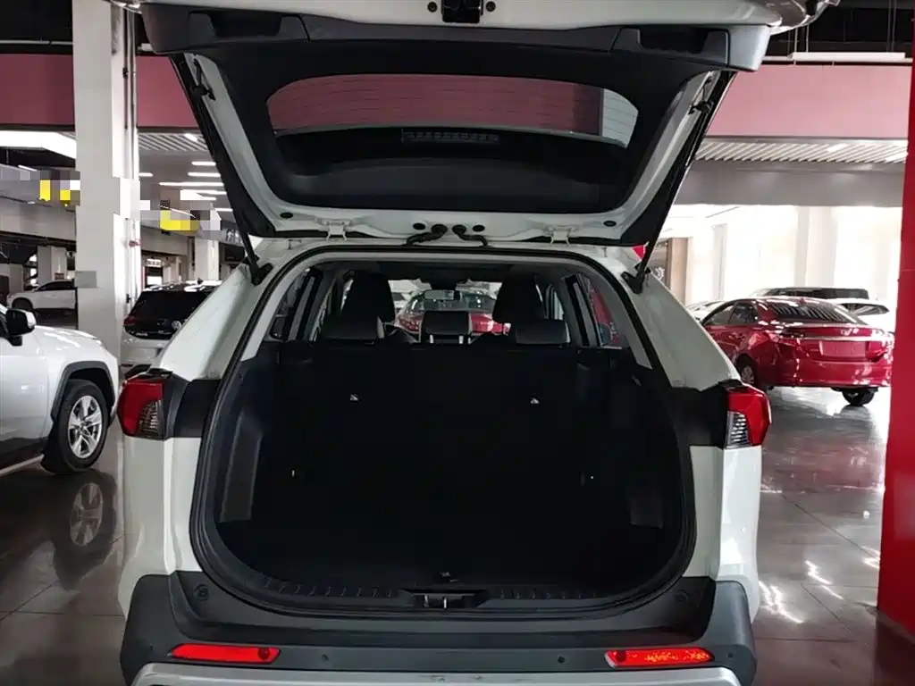 Toyota RAV4 2020 — фото 19