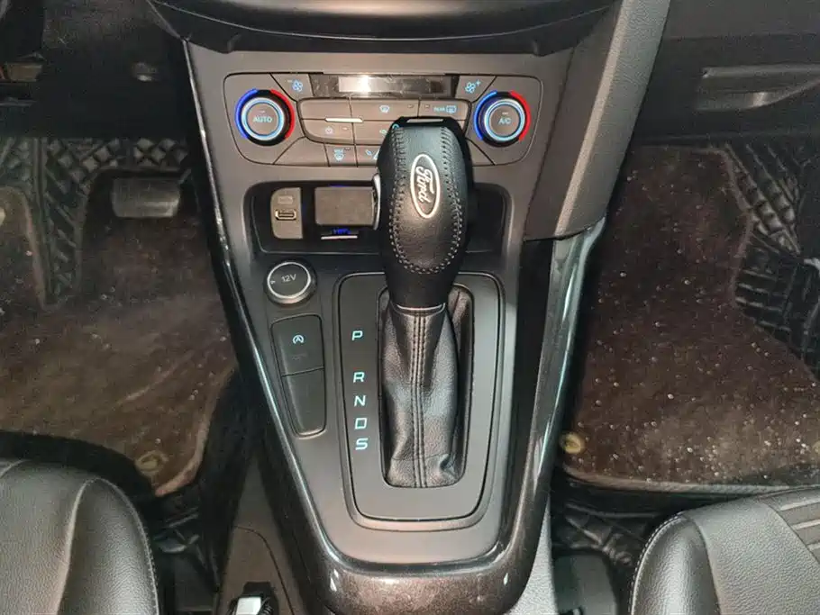 Ford Focus 2019 — фото 16