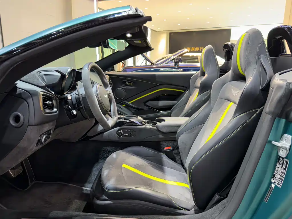 Aston Martin V8 Vantage 2022 — фото 18