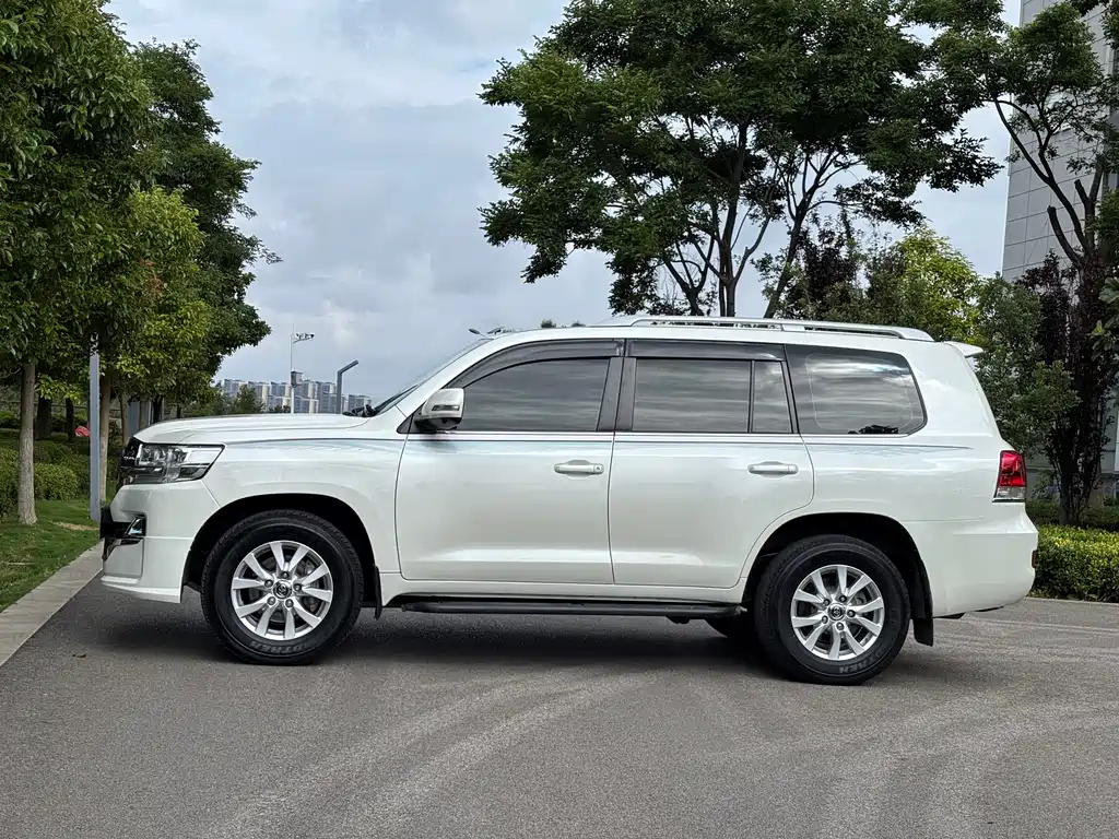 Toyota Land Cruiser 2018 — фото 8