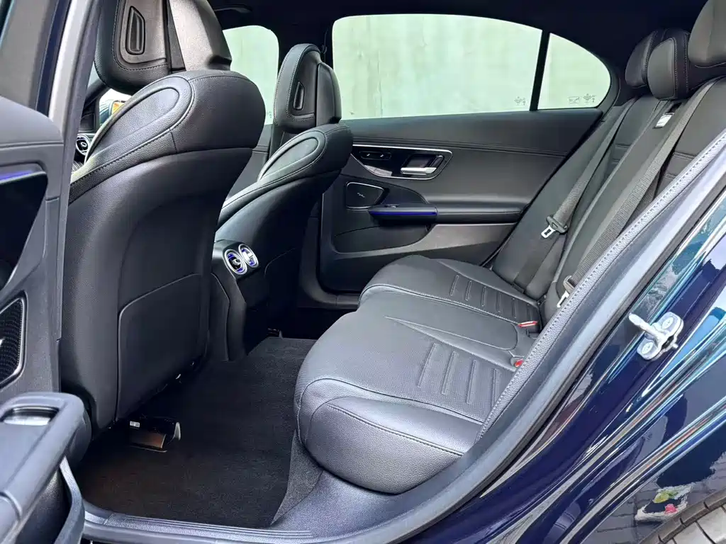 Mercedes-Benz C-Class 2025 — фото 11
