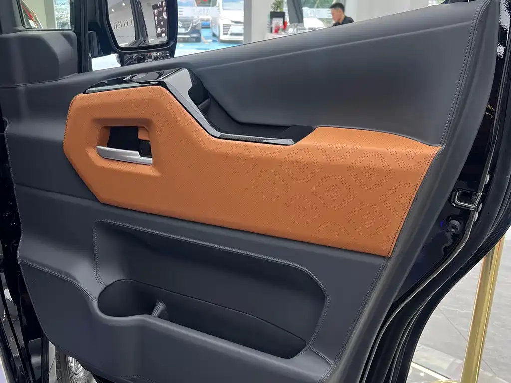 Toyota Hiace — фото 6