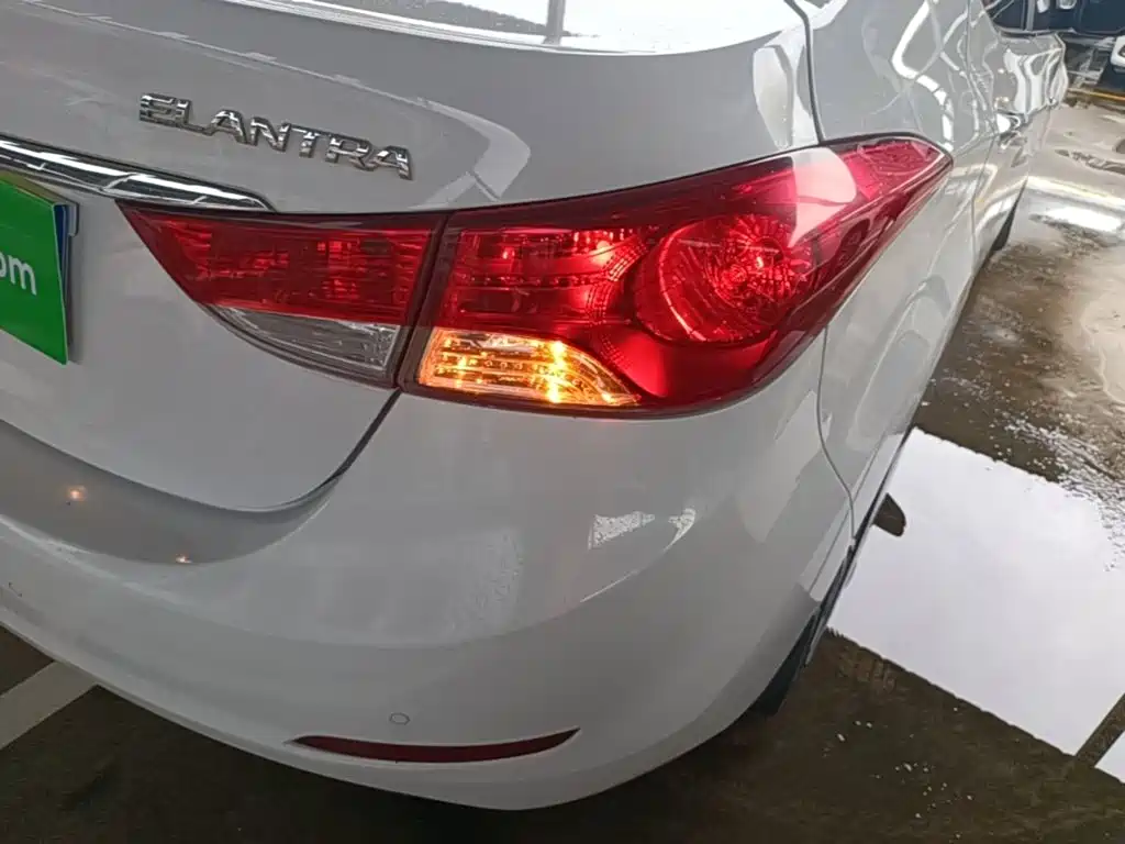 Hyundai Elantra 2016 — фото 8