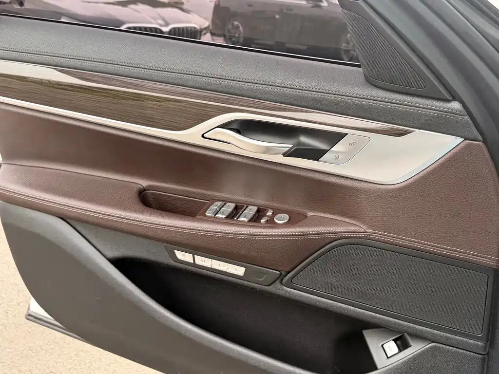 BMW 7 Series 2017 — фото 9