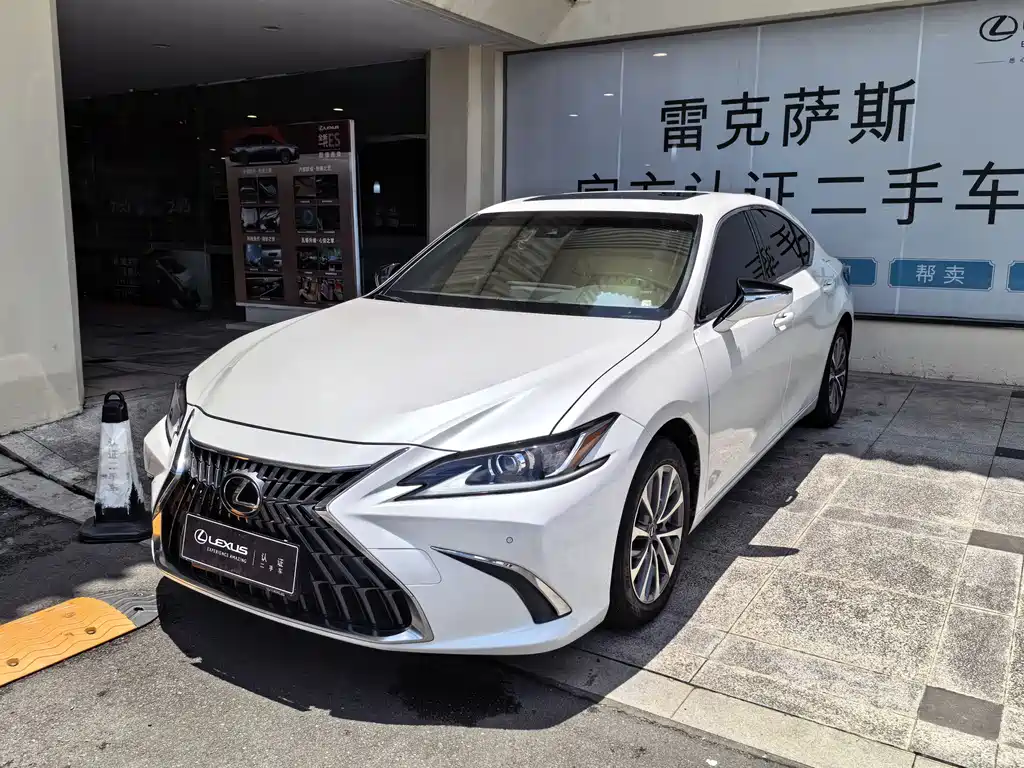 Lexus ES 2023 — фото 1