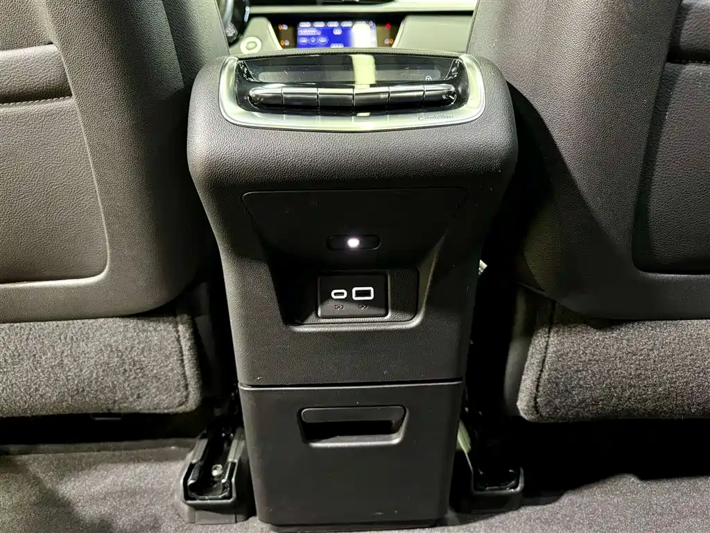 Cadillac XT6 2023 — фото 20
