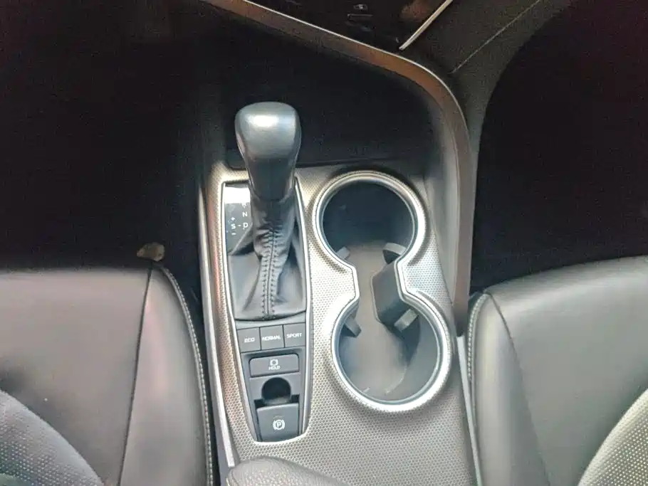 Toyota Camry 2023 — фото 16
