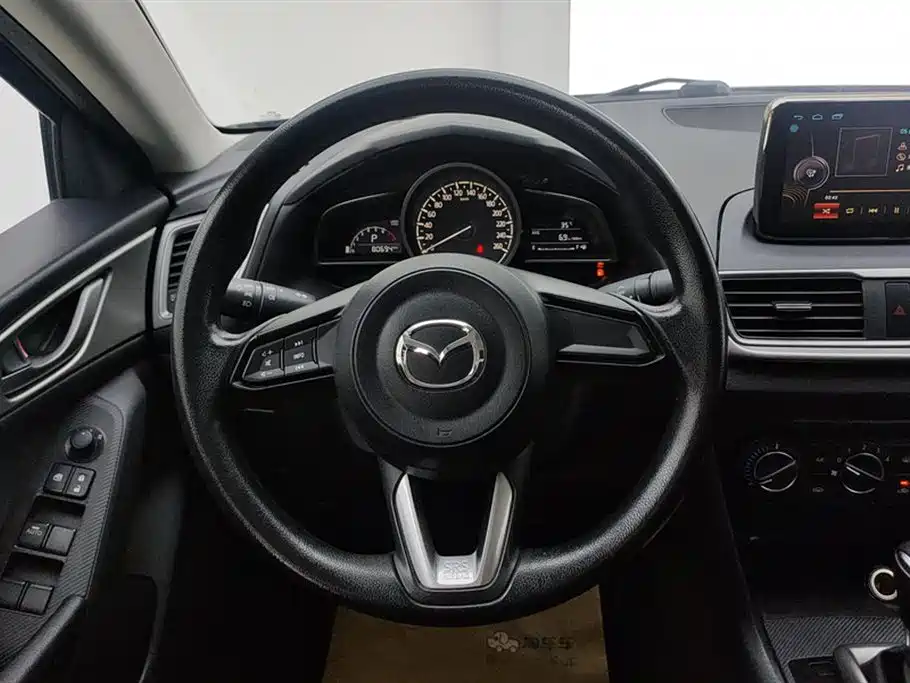 Mazda 3 Axela 2018 — фото 15