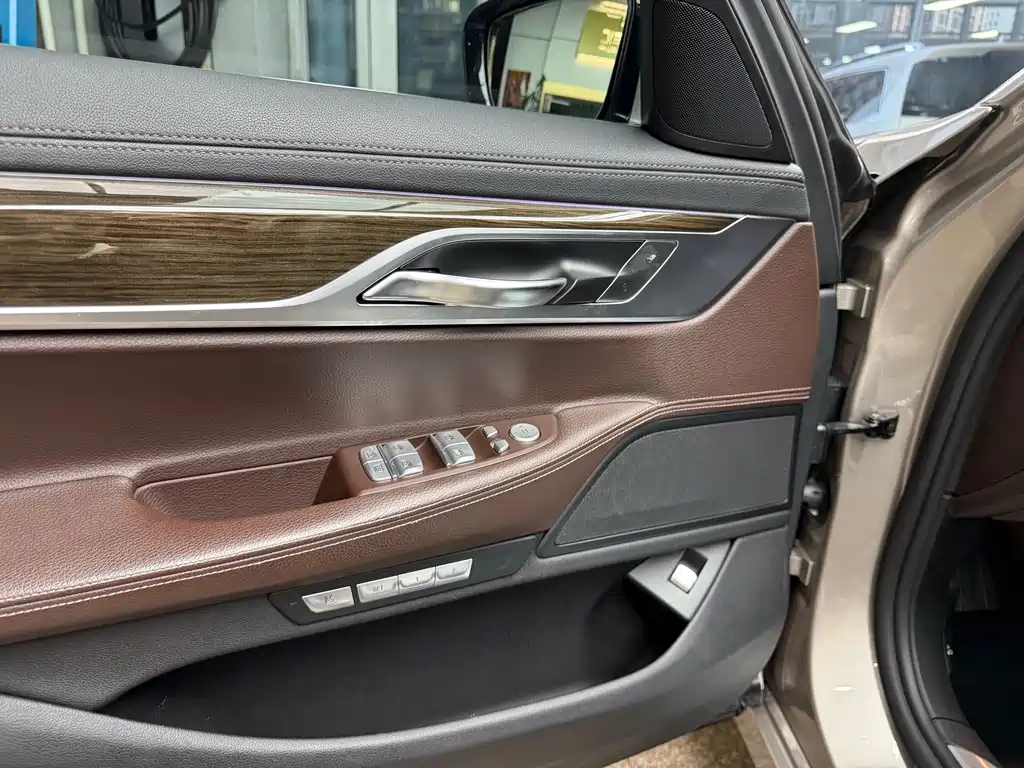 BMW 7 Series 2017 — фото 14