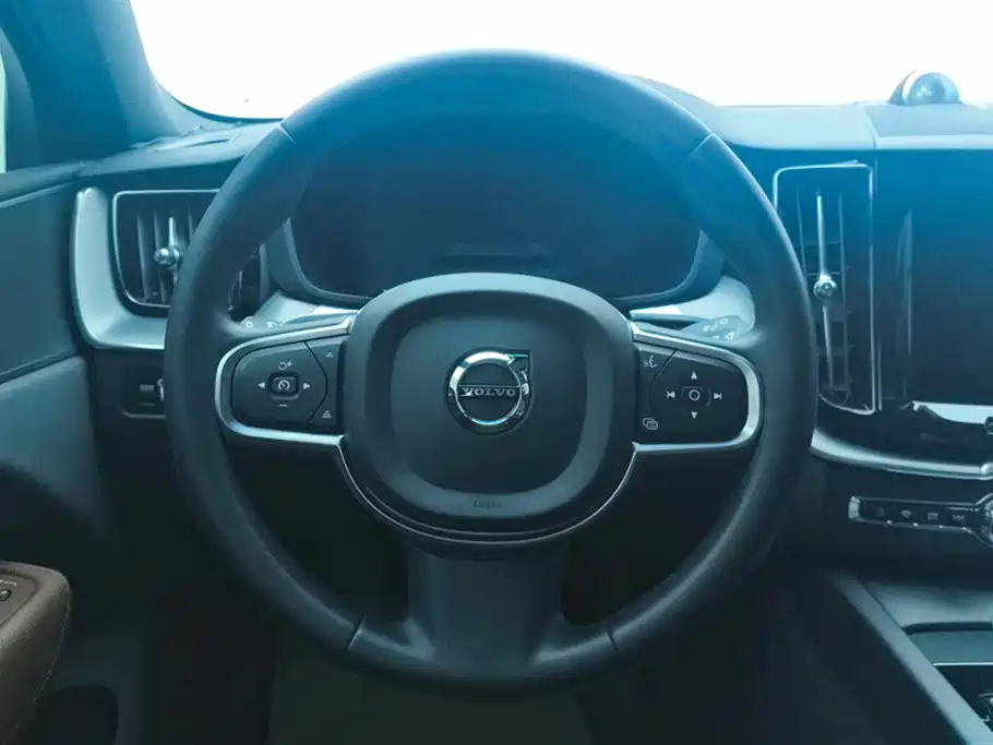 Volvo XC60 2021 — фото 15