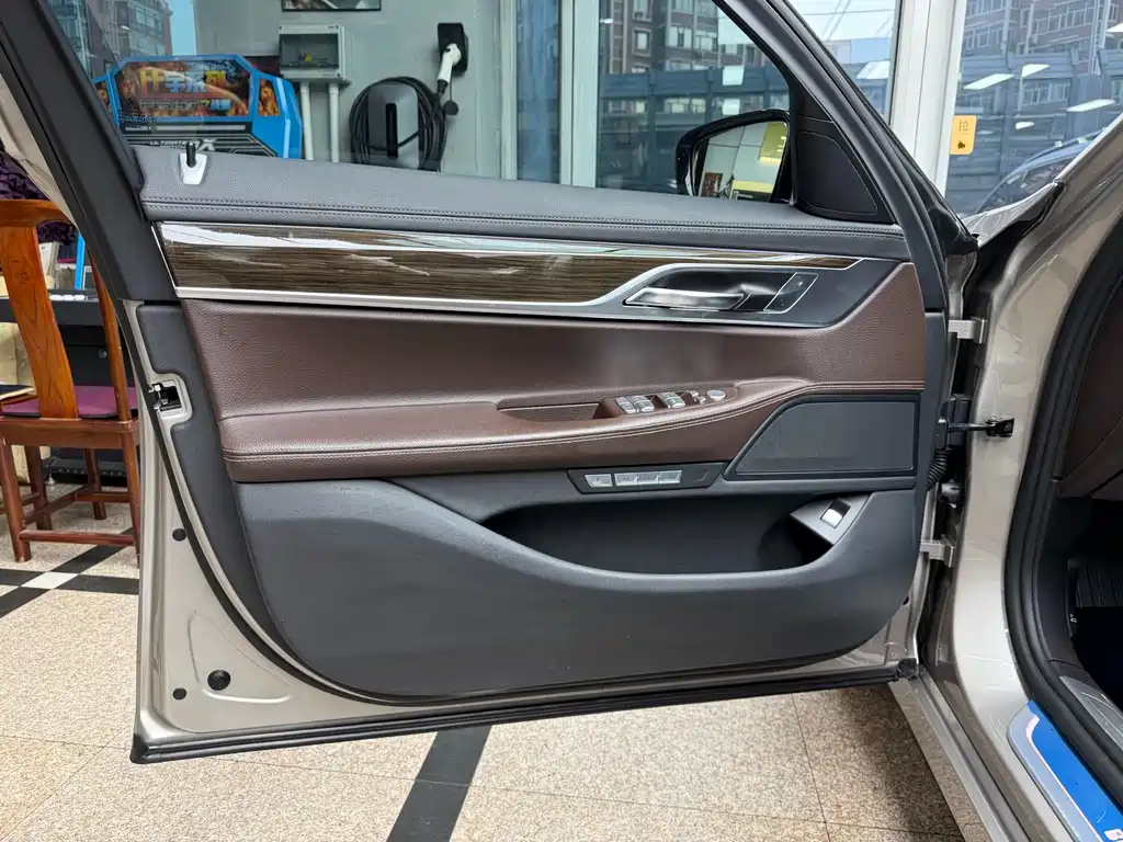 BMW 7 Series 2017 — фото 11