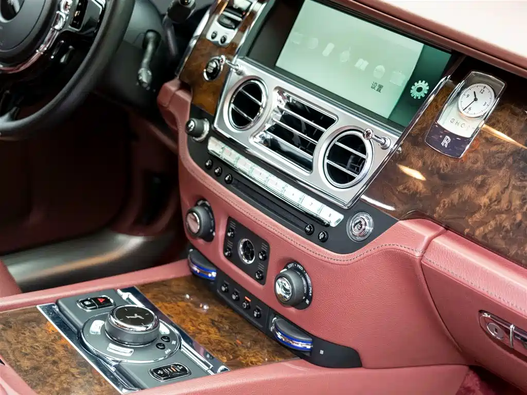 Rolls-Royce Ghost 2017 — фото 15