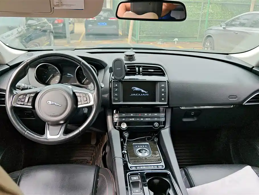 Jaguar F-PACE 2017 — фото 12