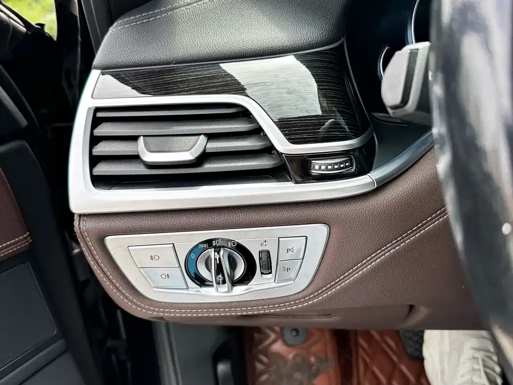 BMW 7 Series 2017 — фото 12
