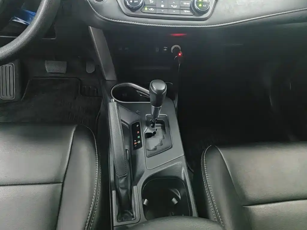 Toyota RAV4 2017 — фото 14