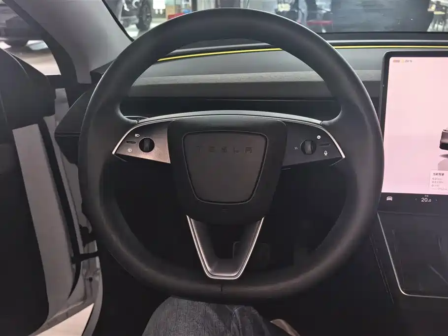 Tesla Model Y 2025 — фото 15