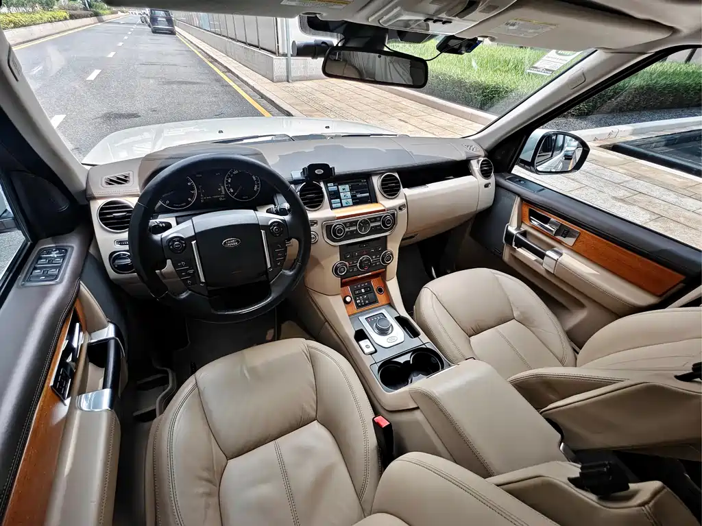Land Rover Discovery 2014 — фото 19