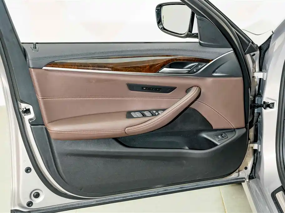 BMW 5 Series 2019 — фото 16