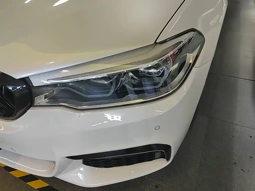 BMW 5 Series 2018 — фото 24