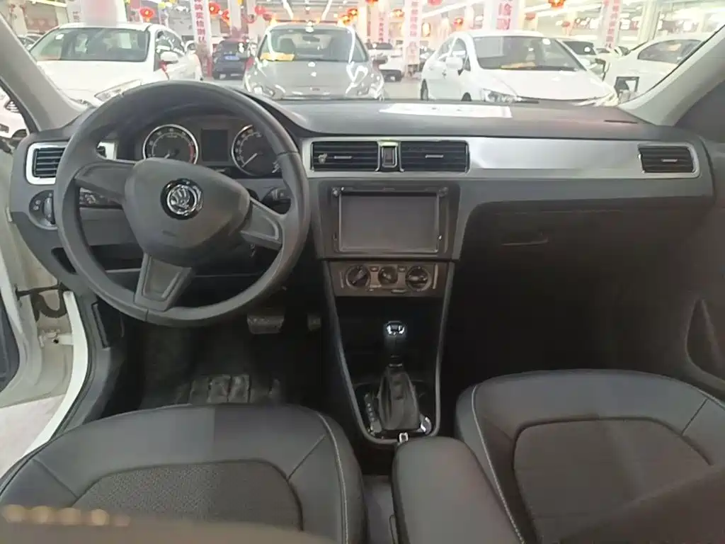 Skoda Rapid Spaceback 2017 — фото 10