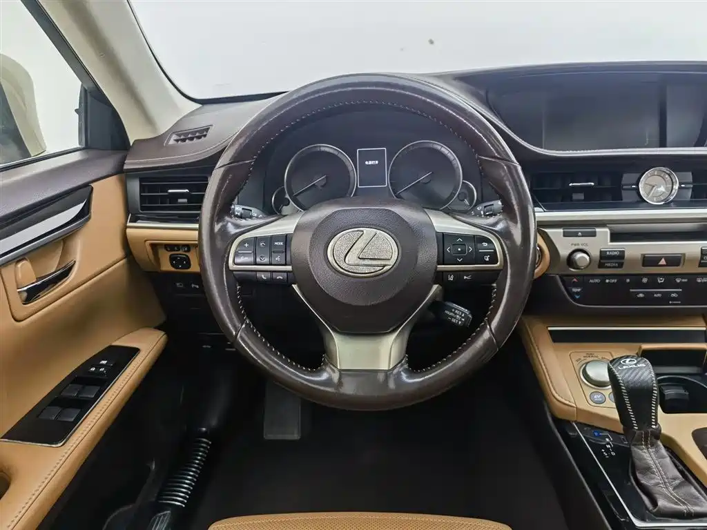 Lexus ES 2017 — фото 11