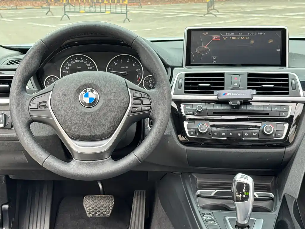 BMW 3 Series 2017 — фото 14