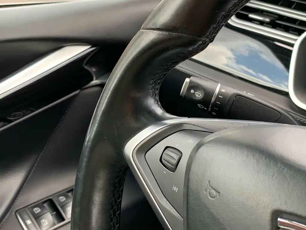 Tesla Model X 2016 — фото 24