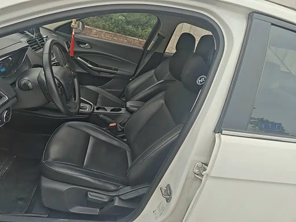 Ford Escort 2015 — фото 15