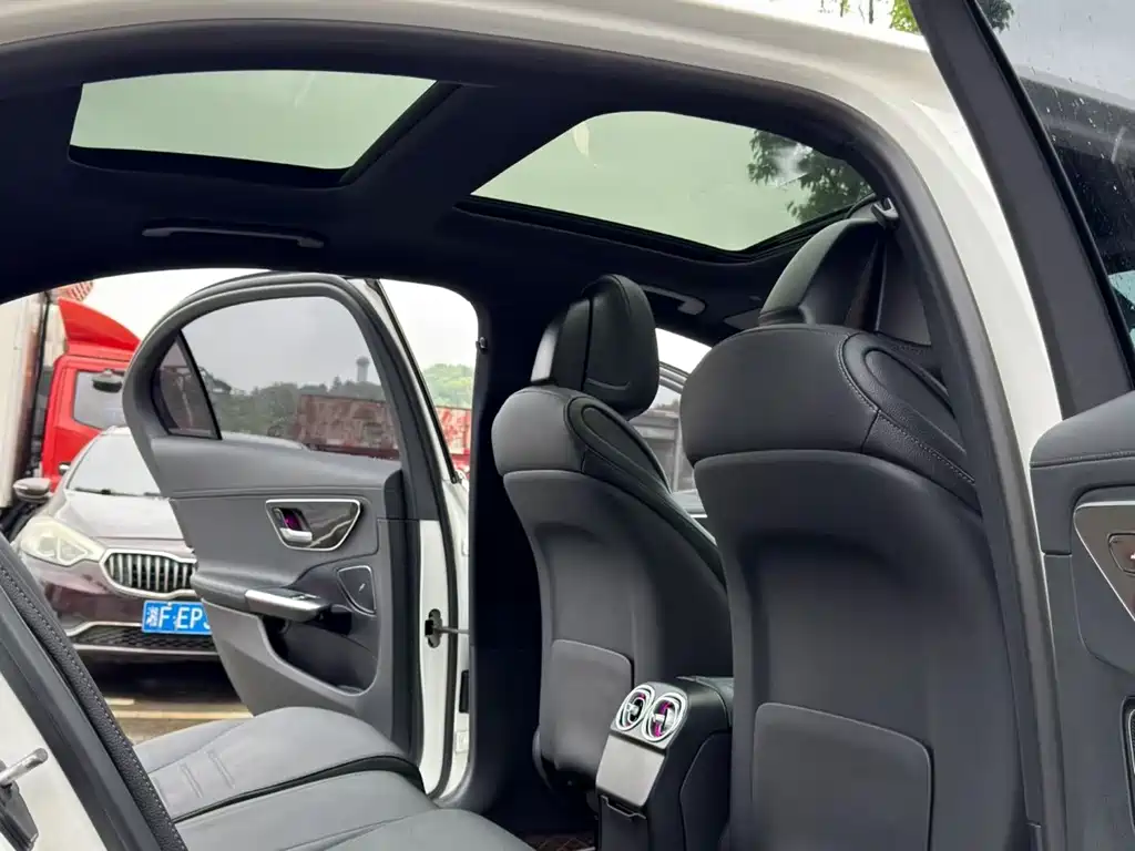 Mercedes-Benz C-Class 2024