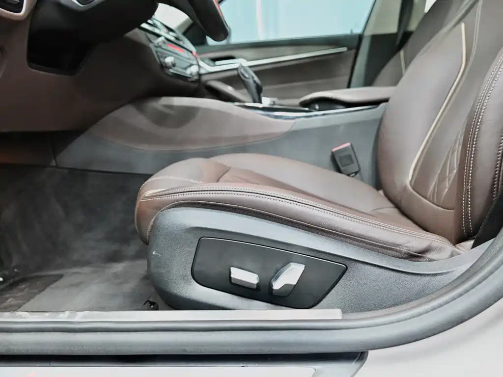 BMW 5 Series 2018 — фото 16