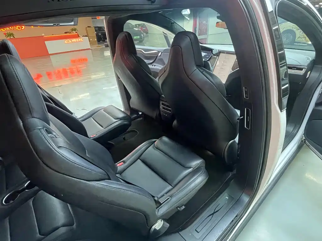 Tesla Model X 2018 — фото 13