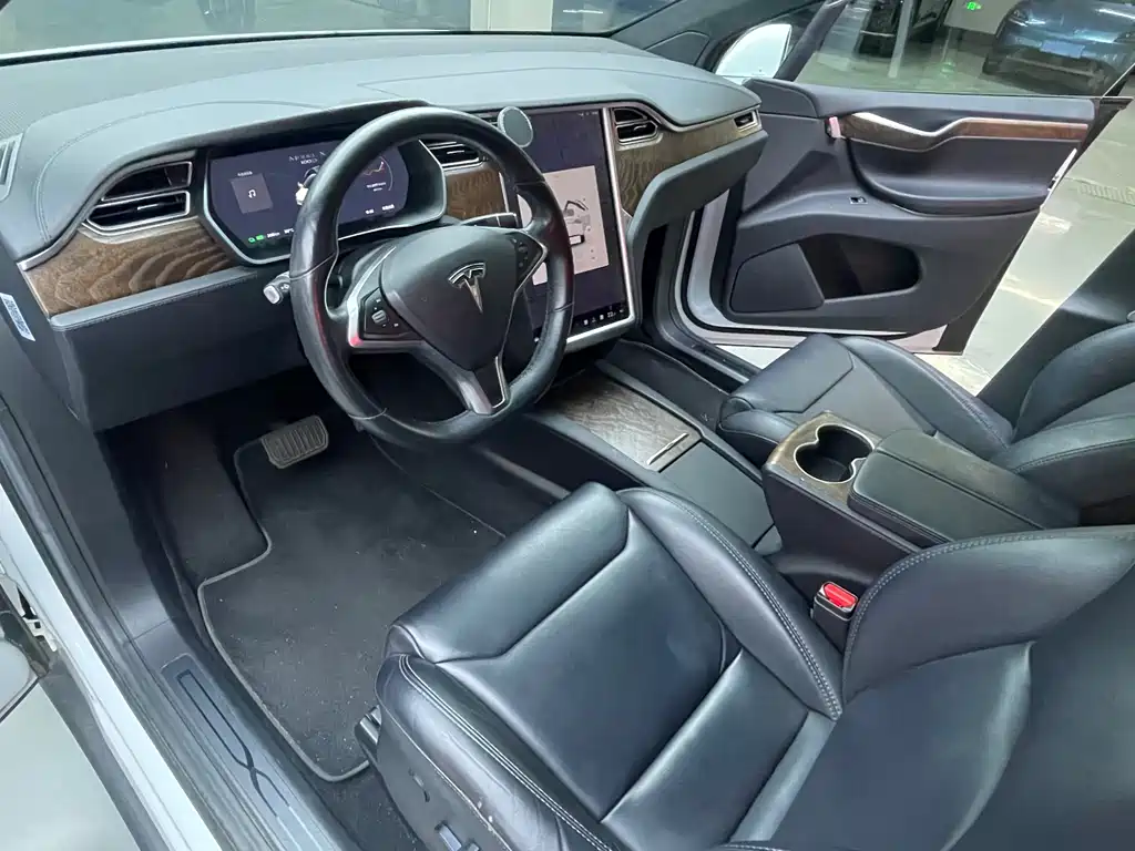 Tesla Model X 2018 — фото 3