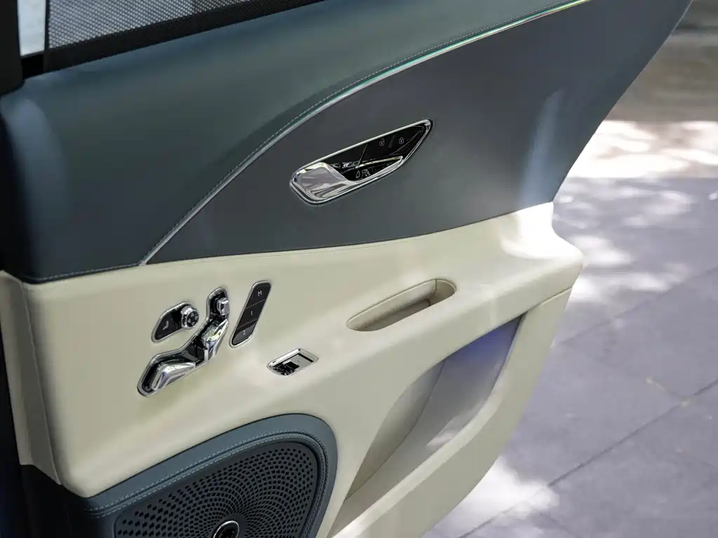 Bentley Flying Spur 2023 — фото 17